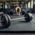 Glute bridge ze sztangą – jak wykonać efektywne ćwiczenie?