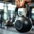 Kettlebell swing – jak poprawić siłę i wytrzymałość w treningu?